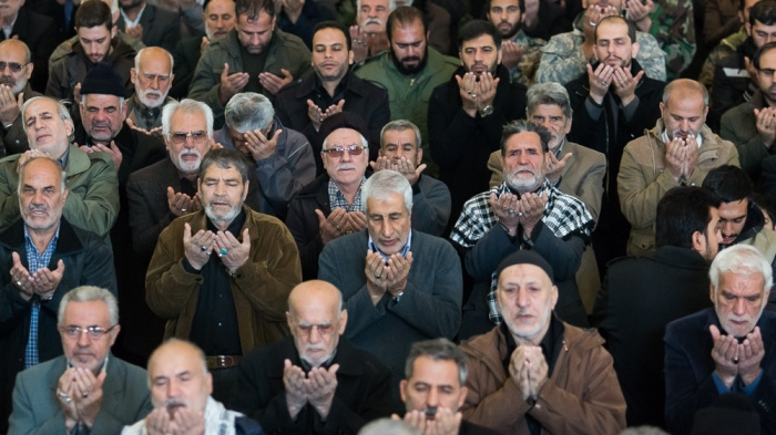 Tehran&rsquo;s Friday Prayers: Praising Basij, slamming Washington