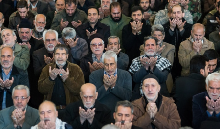 Tehran&rsquo;s Friday Prayers: Praising Basij, slamming Washington