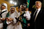 ترامپ کشورهای عربی را به جنگ علیه هم ترغیب می کند