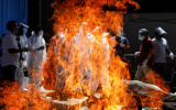هند در میان شعله های جنازه های سوزان