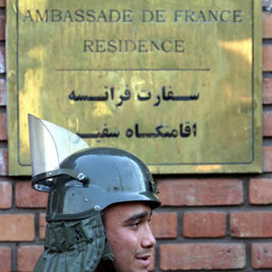 گردباد در روابط تهران و پاریس