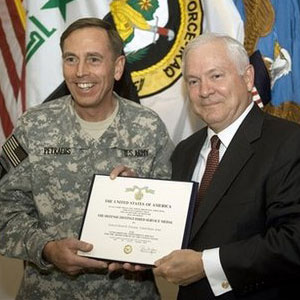 توديع دیوید پترائوس با حضور وزیر دفاع امریکا در بغداد 