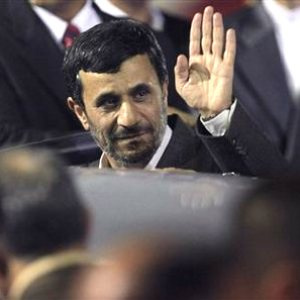 آغوش‌هاى لرزان لبنانى‌ها براى استقبال از احمدى‌نژاد