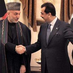 مخالفان کرزی از پشت پرده سفر به پاکستان خبر میدهند