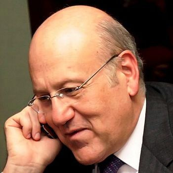 فکر سقوط دولت میقاتی را از سر بیرون کنید