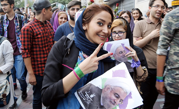 رقص شمشیر در ریاض؛ جشن آشتی در تهران