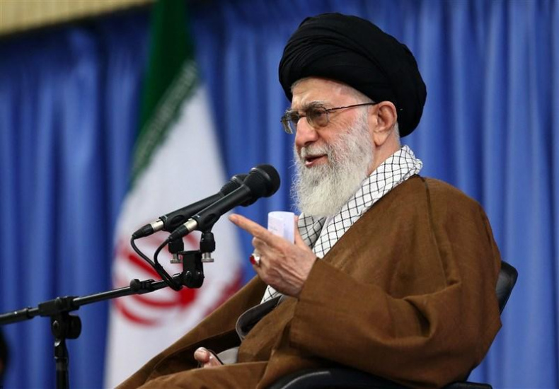 مقام معظم رهبری: در مقابل آرایش جنگی دشمن علیه ملت ایران، ملت هم باید آرایش جنگی بگیرد/ دشمن علیالظاهر در زمینه نظامی، آرایش جنگی ندارد که البته نظامیان ما حواسشان جمع است