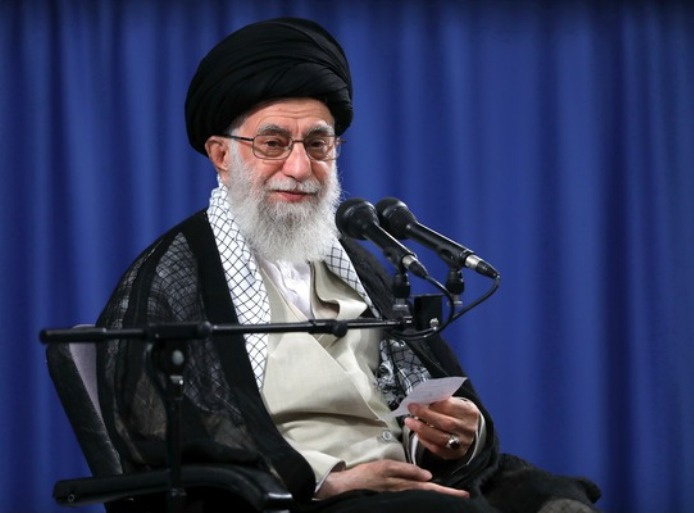 رهبر انقلاب: به فضل الهی، دشمنان وحشی و درنده ملت ایران و امت اسلامی مجبور می شوند در مقابل اسلام زانو بزنند