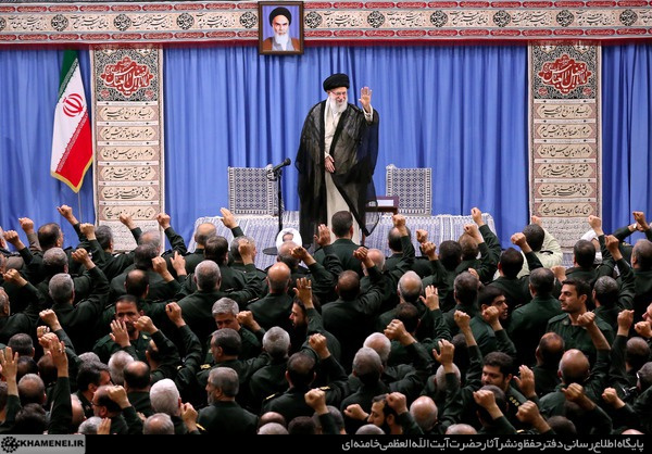 رهبر انقلاب: کاهش تعهدات را ادامه خواهیم داد/ آمریکاییها برای دیدار با رئیسجمهور ایران به التماس افتادند اما موفق نشدند