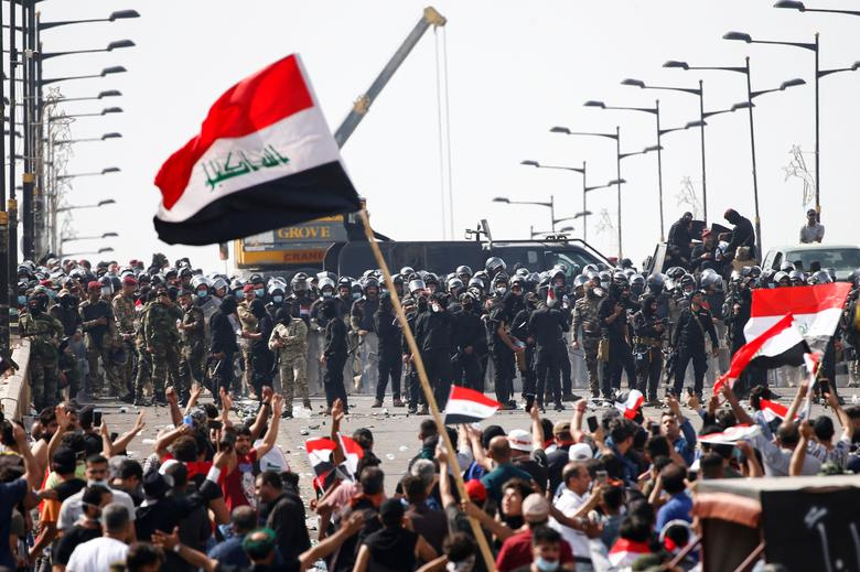 ایستادگی تظاهرات کنندگان عراقی در برابر نیروهای امنیتی