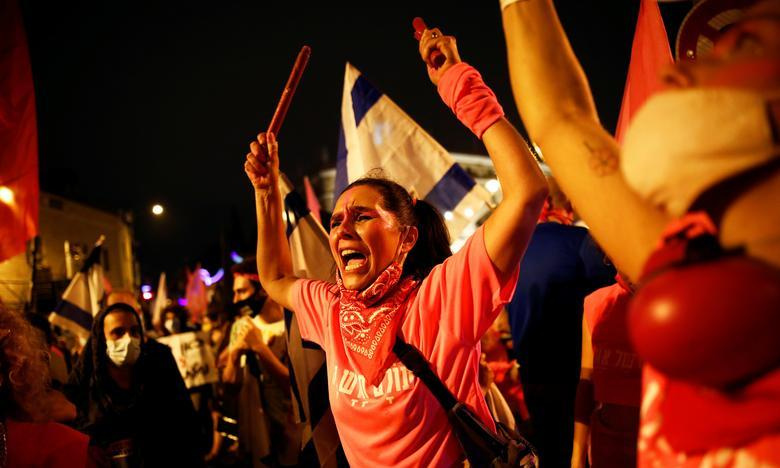 تظاهرات لباس صورتی های مخالف نتانیاهو در اسرائیل