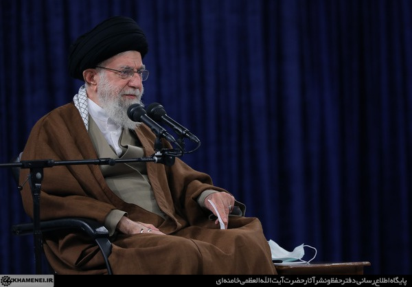 رهبر انقللاب: تشدید تحریمها هدف کاملاً روشن استکبار برای از کار انداختن تولید کشور است