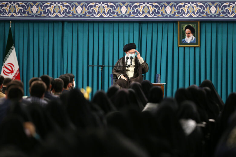 رهبر انقلاب: خطای محاسباتی امریکا نشانه افول آن است/ اکنون بسیاری از منطق «نه شرقی، نه غربی» نتیجه میگیرند