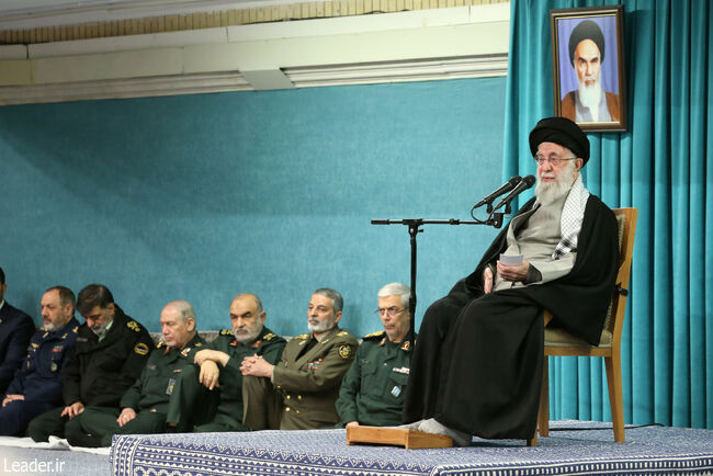 بعضی دولتها و شخصیتهای قلدر خارجی اصرار به مذاکره میکنند در حالی که هدف آنها از مذاکره حل مسائل نیست