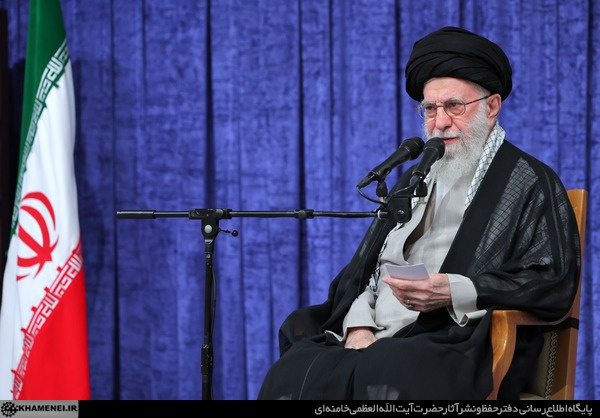رهبر انقلاب: ملت ایران در برابر خواسته اهانت‌آمیز آمریکا برای گوش به‌فرمانی، با قدرت می‌ایستد