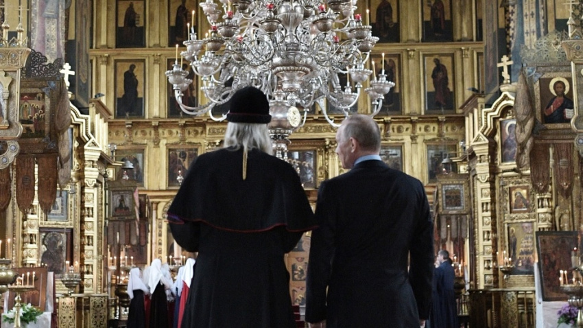 چگونه کلیسای ارتدوکس بهخدمت کرملین درآمد