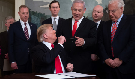 فیلم لحظه امضای سند به رسمیت شناختن حاکمیت اسرائیل بر جولان و خودنویسی که ترامپ به نتانیاهو هدیه داد