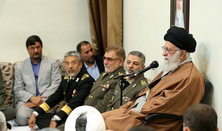رهبر انقلاب: دست برادری ارتش و سپاه حرکتی زیبا پس از حرکت زشت آمریکاییها بود