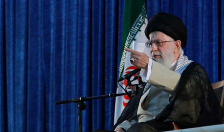 مقام معظم رهبری: نباید اجازه داد آمریکاییها نزدیک شوند/زرنگبازی سیاسی رئیسجمهور آمریکا، مسئولان را فریب نخواهد داد