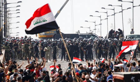 ایستادگی تظاهرات کنندگان عراقی در برابر نیروهای امنیتی