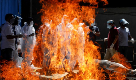 هند در میان شعله های جنازه های سوزان
