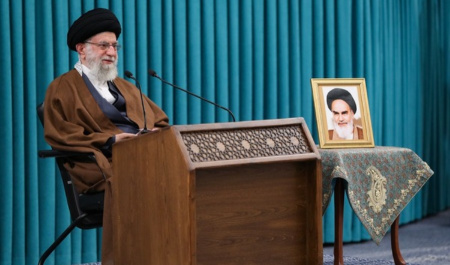به هیچ وجه نمیگویم دنبال رفع تحریم نباشیم/ اقتصاد کشور را با مسئله تحریمهای آمریکایی گره نزنیم
