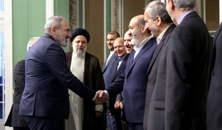 محور تهران-ایروان-مسکو حتما باید جامه عمل بپوشد