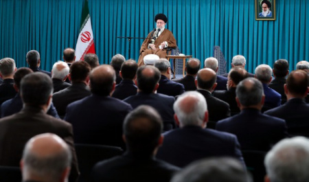 رهبر انقلاب: سیاست خارجی خوب و موفق حتما موجب بهبود وضع کشور می شود/عزت به معنای نفی دیپلماسی التماسی است