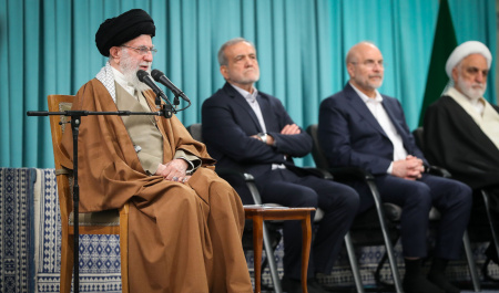رهبر انقلاب: اتحاد دنیای اسلام، تنها راه ایستادگی در مقابل باج‌طلبی قدرت‌های بزرگ