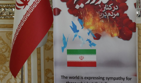 امضای دفتر یادبود قربانیان حادثه انفجار بندر شهید رجائی توسط سفرای خارجی مقیم ایران