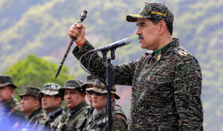 توپ در زمین مادورو