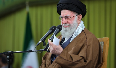 رهبر انقلاب: جمهوری اسلامی با کمال استقامت، با کمال مقاومت ایستاده است