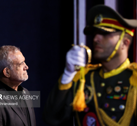 ادای احترام میهمانان عالی‌رتبه خارجی به پیکر رهبر شهید انقلاب